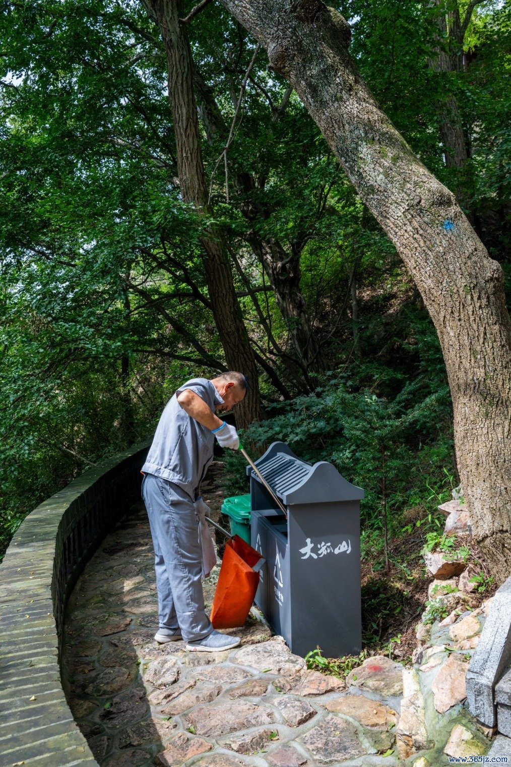 工作人员在大孤山景区清理垃圾。王哲 