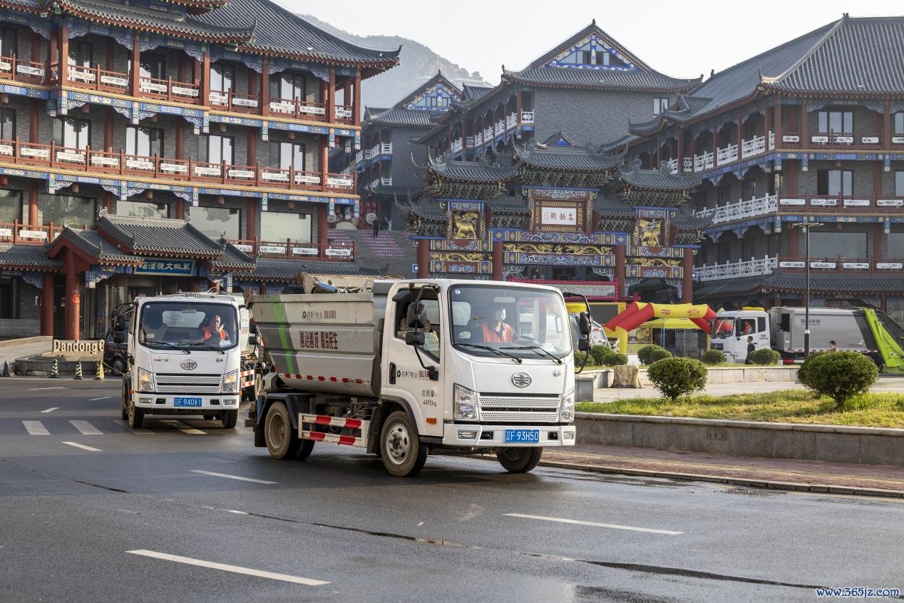 清晨，垃圾清运车队行驶在孤山镇街道。王剑 